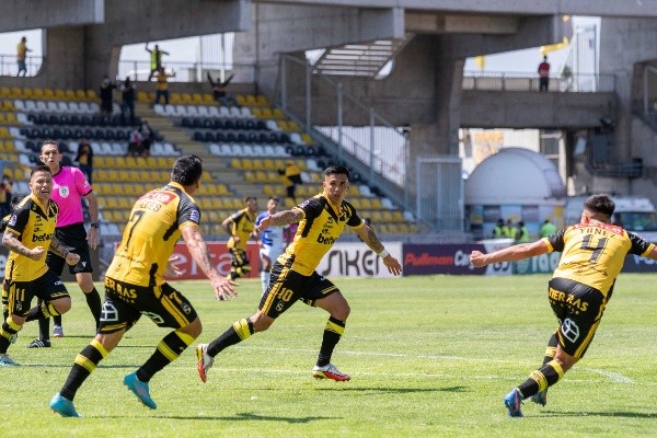 Joe Abrigo celebra junto a Esteban Paredes uno de los nueve goles que lo tienen como el máximo goleador del Campeonato Nacional. | Foto: Agencia Uno
