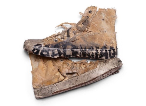 Balenciaga desata la polémica al vender “zapatillas destruidas”.(Foto:Balenciaga)