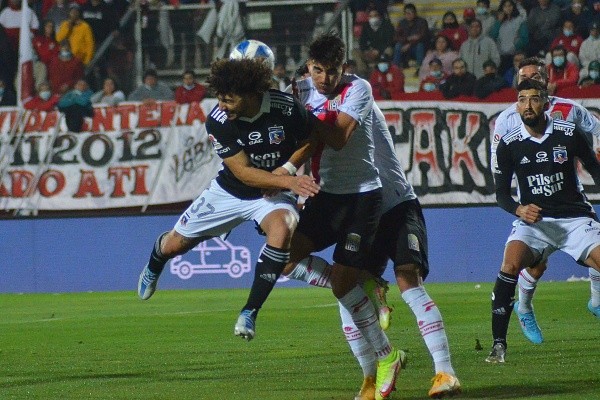 Maximiliano Falcón recibió una amarilla ante Curicó Unido. Colo Colo apeló, pero finalmente deberá cumplir una fecha de suspensión por ser la quinta en este torneo. Foto: Agencia Uno