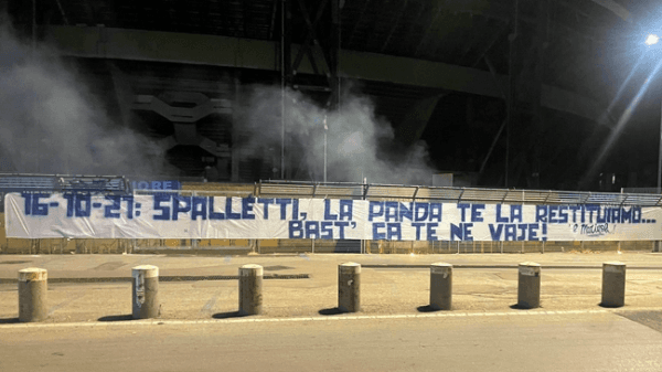 El lienzo dejado por un grupo afuera del estadio Diego Maradona.