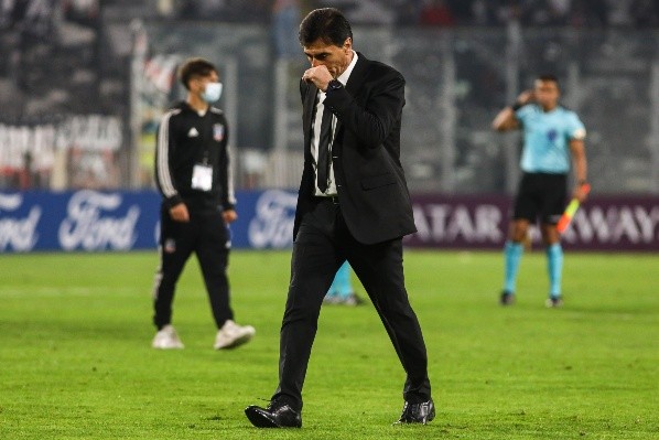 Gustavo Quinteros puede estar viviendo sus últimos días en Colo Colo. Foto: Agencia Uno