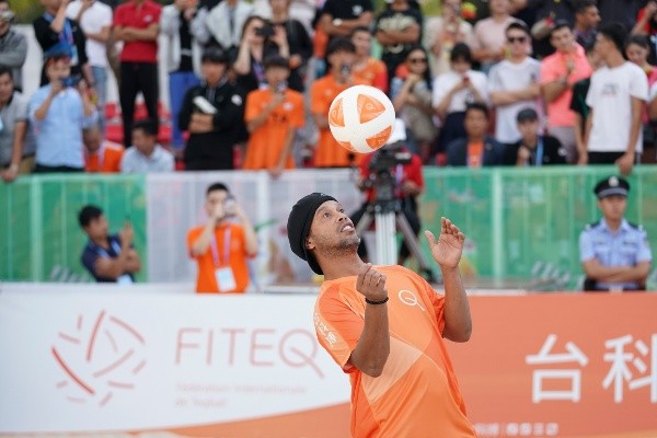 Finalmente Ronaldinho no se vestirá de naranja para la inauguración del Zorros del Desierto. | Foto: Getty