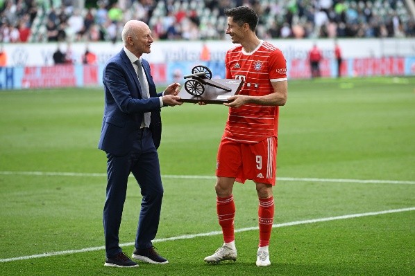 Robert Lewandowski recibió el trofeo a máximo goleador de Bundesliga. (Foto: Getty Images)