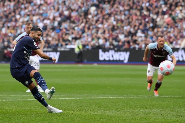 Riyad Mahrez falló un penal en el final y dejó en llamas la definición por el título de la Premier League. Foto: Getty Images