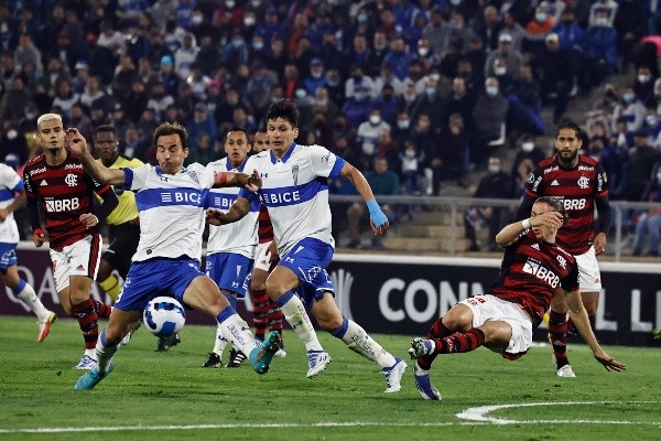Universidad Católica enfrenta a Flamengo obligada a ganar para seguir con vida en Copa Libertadores. Foto: Agencia Uno