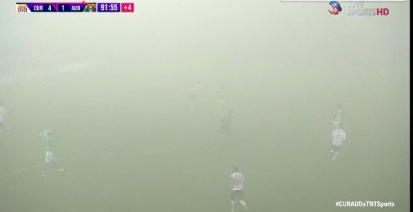 Así se veía el partido con la niebal. El que encuentra dónde está la pelota se lleva premio.