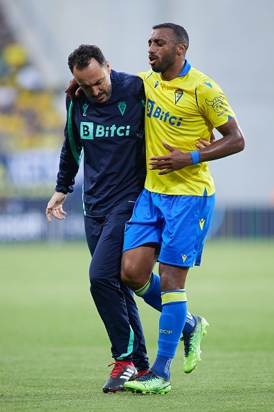 Akapo sale con fractura en su pie ante Real Madrid.