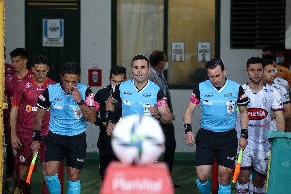 Los árbitros del fútbol chileno se roban todas las miradas con tremenda polémica que incluye a Javier Castrilli. | Foto: Agencia Uno