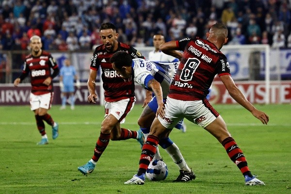 La victoria de Flamengo ante la UC por 2-1 estuvo empañada por el violento actuar de un grupo menor de vándalos, y ahora la UC recibió duras sanciones por eso. | Foto: Agencia Uno