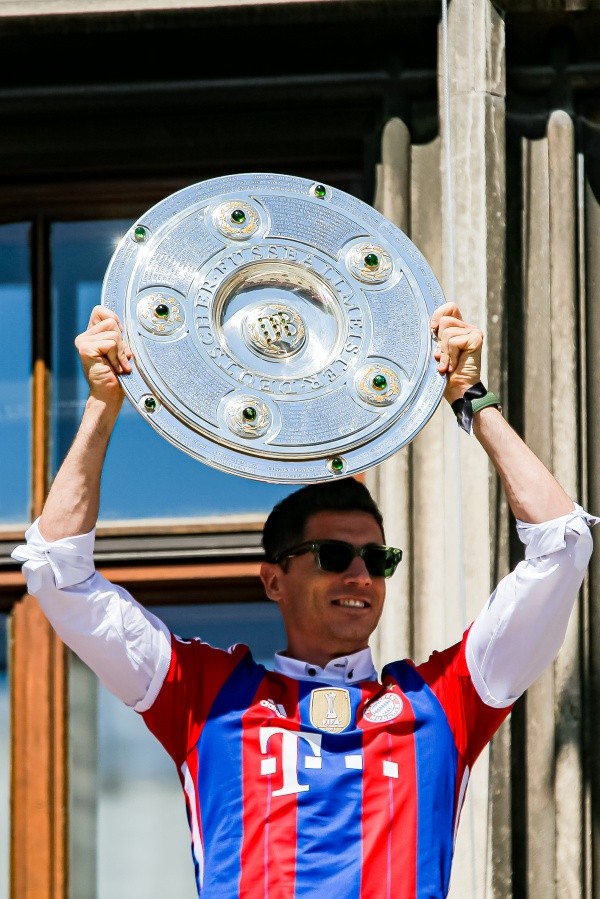 Robert Lewandowski celebró su última Bundesliga con camiseta azulgrana. (Foto: Getty Images)