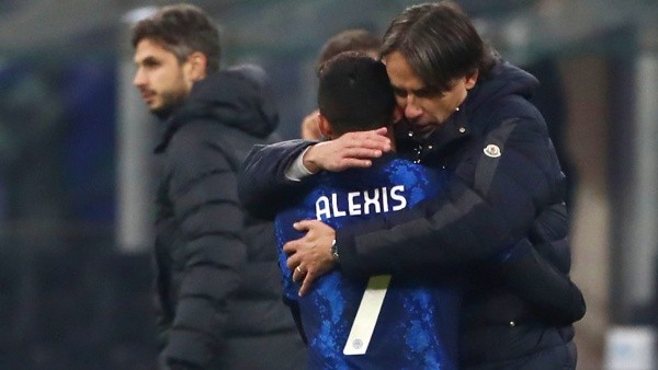 MILAN, ITALY - DECEMBER 12:  Alexis Sanchez of Internazionale hugs Simone Inzaghi, Head Coach Internazionale during the Serie A match between FC Internazionale and Cagliari Calcio at Stadio Giuseppe Meazza on December 12, 2021 in Milan, Italy. (Photo by Marco Luzzani/Getty Images)-Not Released (NR)
