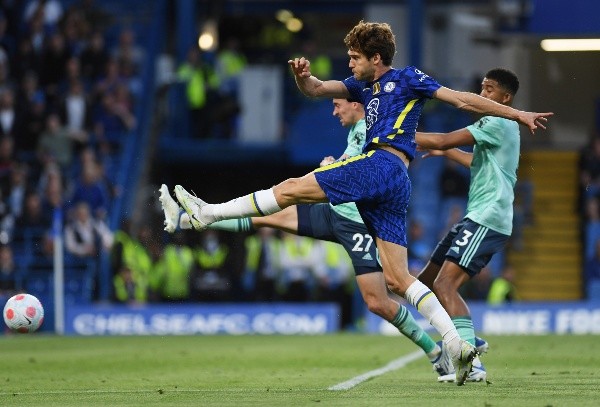 Marcos Alonso le dio un empate al Chelsea ante Leicester. | Foto: Getty