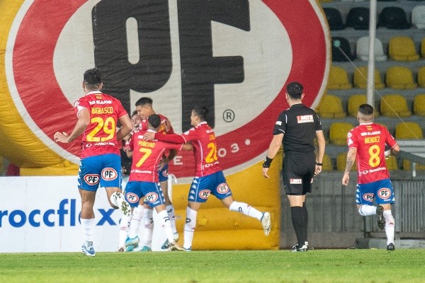Unión Española recuperó el liderato del Campeonato Nacional tras golear a Coquimbo Unido. Foto: Agencia Uno