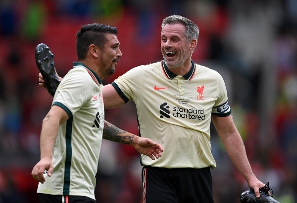 Mark González y Jamie Carragher en las leyendas del Liverpool contra Manchester United.
