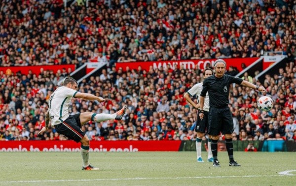 Mark González anotó un golazo de tiro libre en el partido de leyendas jugado en Old Trafford. | Foto: Liverpool