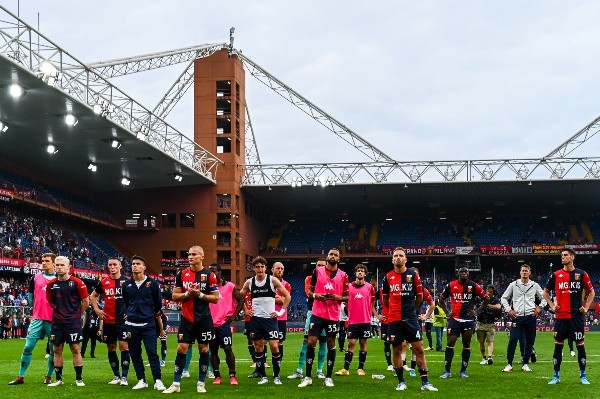 Galdames y sus compañeros se acercaron a los hinchas de Genoa tras la derrota para agradecerles por el apoyo y pedir disculpas por el descenso. | Foto: Getty