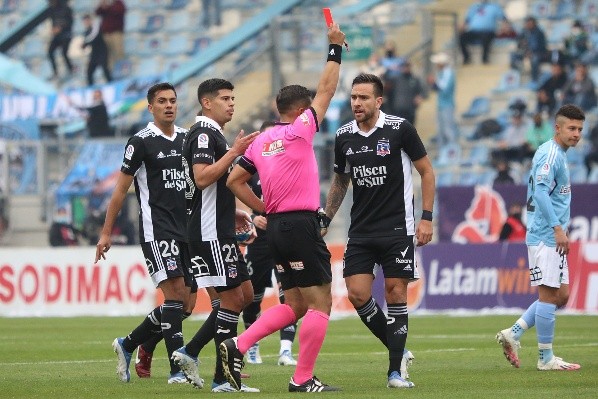 El árbitro expulsó tempranamente a Costa en Colo Colo (Agencia Uno)