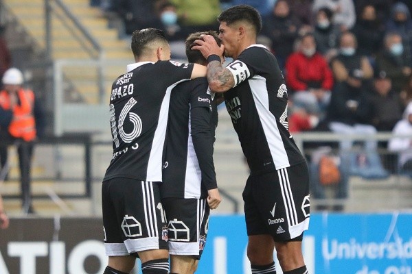 Pavez festeja el gol de César Fuentes.
