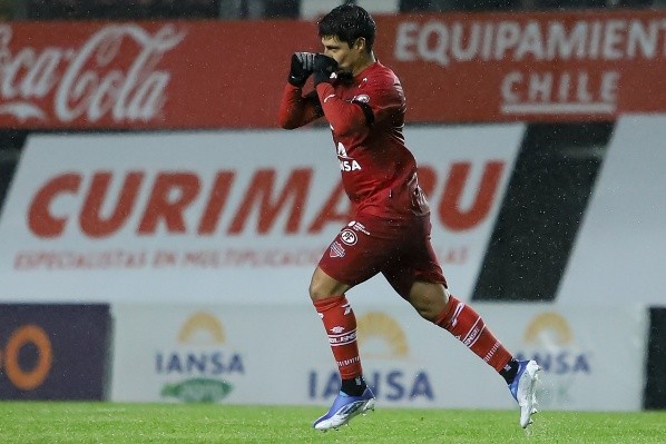 Pato Rubio festeja uno de sus dos goles en el triunfo de Ñublense (Agencia Uno)
