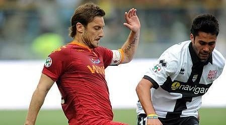 Enfrentando a Francesco Totti.
