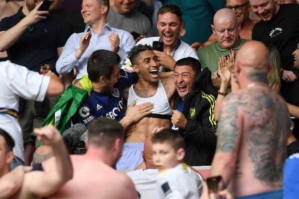 Raphinha celebró con la afición del Leeds United. (Foto: Getty Images)