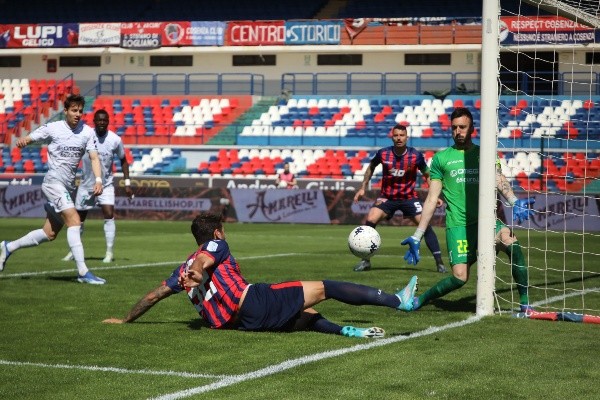 Joaquín Larrivey marcó ocho goles en 17 partidos de Serie B. (Foto: @CosenzaCalcio)