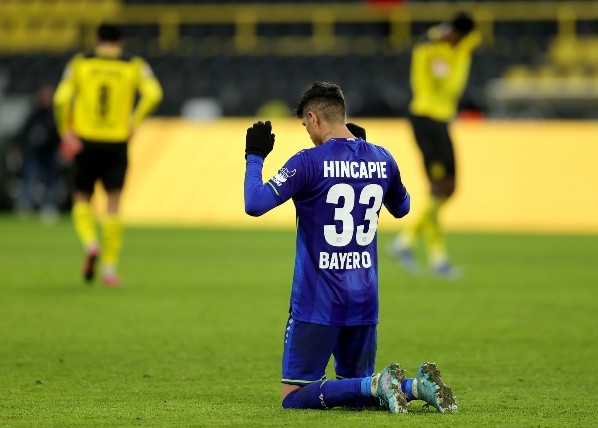 Hincapié defendiendo a Bayer Leverkusen. | Foto: Getty