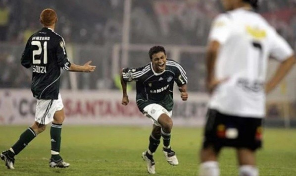 Cleito Xavier celebra el gol que eliminó a Colo Colo el 2009 (Archivo)