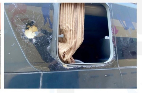 Una de las ventanas del bus que los trasladaba.