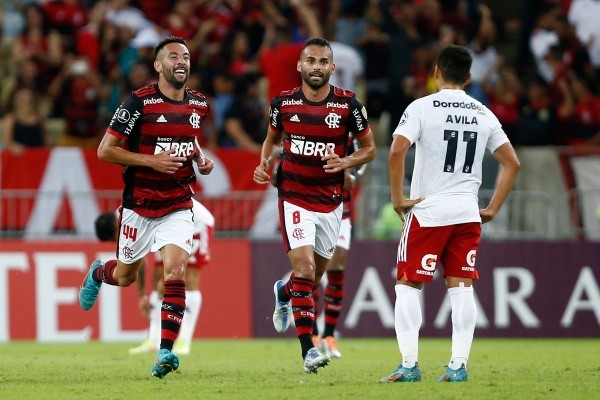 Mauricio Isla festeja la apertura de la cuenta con Flamengo ante Sporting Cristal. | Foto: Getty