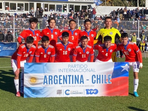 La formación titular de Chile sub 17 contra Argentina. (Foto y video: Facebook Comodoro de Primera)