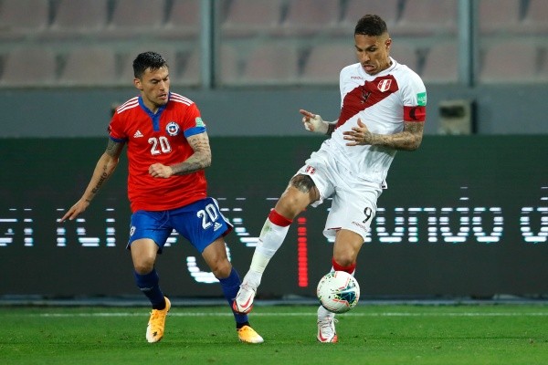 Paolo Guerrero escucha ofertas y en el fútbol chileno dos de los grandes esperan por sus goles. Foto: Getty Images