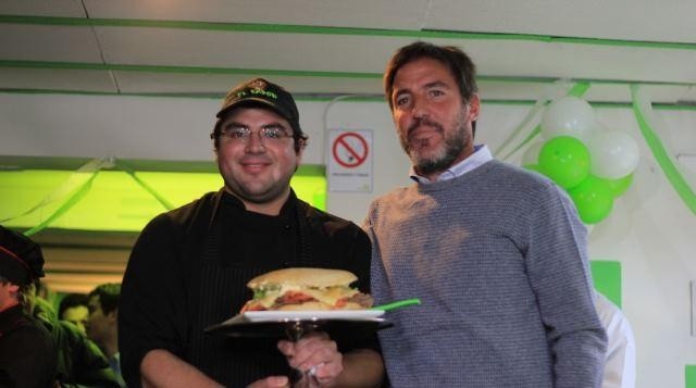 Junto al dueño del local, Cristián Toledo. Foto: Capo de Provincia.