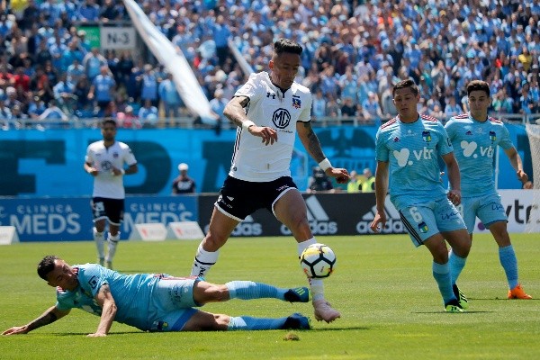 Lucas Barrios enfrentó a O’Higgins varias veces con Colo Colo, y Berizzo le dio el primer título de Primera División al cuadro celeste. | Foto: Agencia Uno