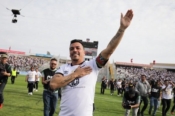 Esteban Paredes se retira como el goleador histórico del fútbol chileno y con once títulos bajo el brazo. Foto: Agencia Uno