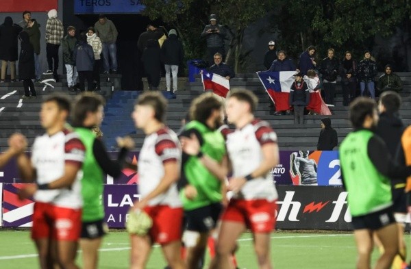 Un buen puñado de hinchas chilenos llegaron al estadio Charrúa para alentar a Selknam. | Foto: SLAR