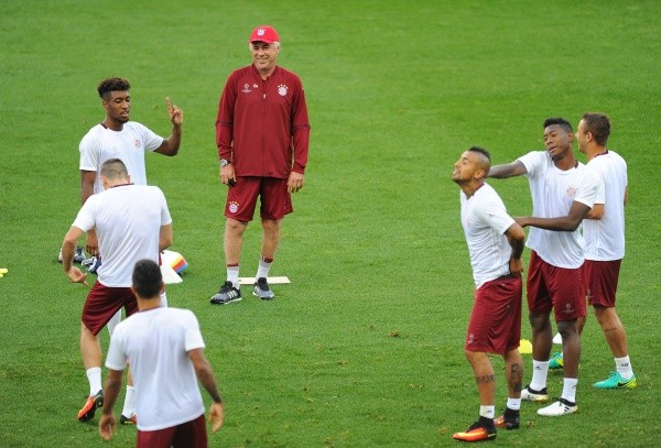 Ancelotti observa sonriente las jugarretas de Vidal y sus compañeros en el entrenamiento del Bayern Múnich. | Foto: Getty
