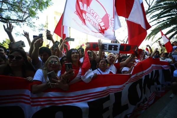 La hinchada peruana en masa apoyando a su selección en España (Foto: Daniel Apuy/Depor)