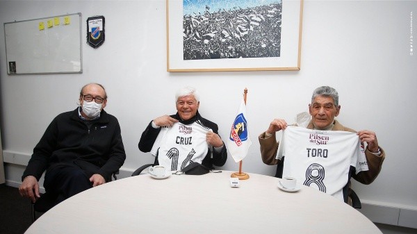 Chita Cruz y Jorge Toro junto al presidente de Colo Colo Alfredo Stöhwing (Foto: Colo Colo)