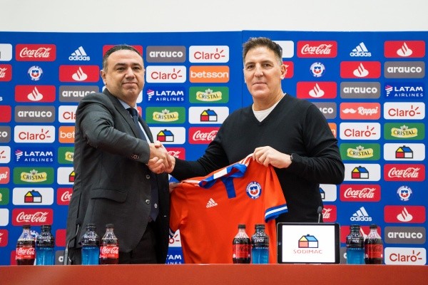 Toto Berizzo explica por qué les dio permiso a los jugadores de Colo Colo y Ñublense pero deja botando que no habrá más. (Foto: Guille Salazar)