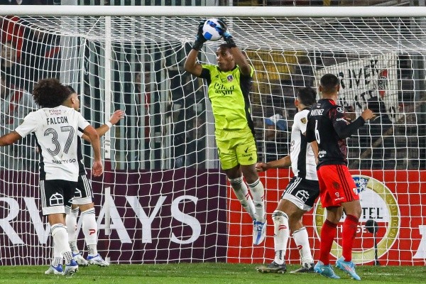 Omar Carabalí vuelve a la portería de Colo Colo. El arquero buscará borrar lo hecho ante River Plate en Santiago. Foto: Agencia Uno
