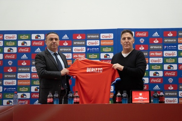 Eduardo Berizzo posó por primera vez como director técnico de La Roja. | Foto: Guillermo Salazar