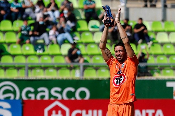 Viana saludado en Valparaíso cuando jugó por Puerto Montt este año (Agencia Uno)