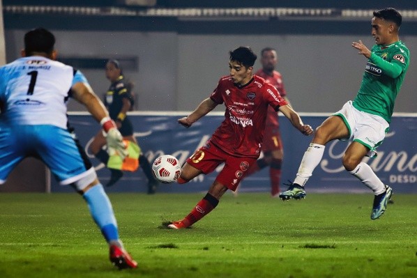 Branco Provoste no ha tenido regularidad y es una de las caras que puede salir de Ñublense para seguir en Primera División. Foto: Agencia Uno