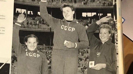 Marlene Ahrens en el podio de Melbourne 1956 | Foto: Archivo Personal