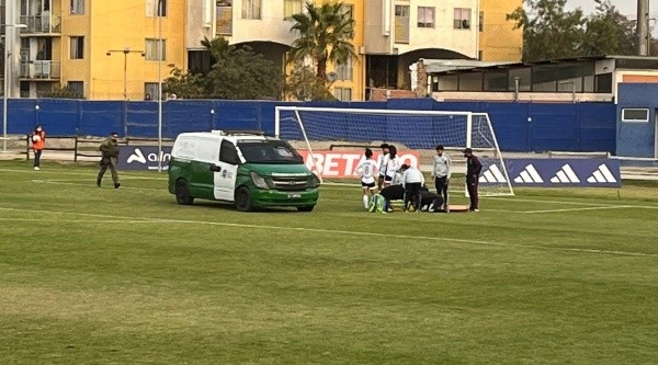 Javiera Grez debió ser trasladada en un furgón de Carabineros al no haber una ambulancia en el CDA. Foto: Archivo