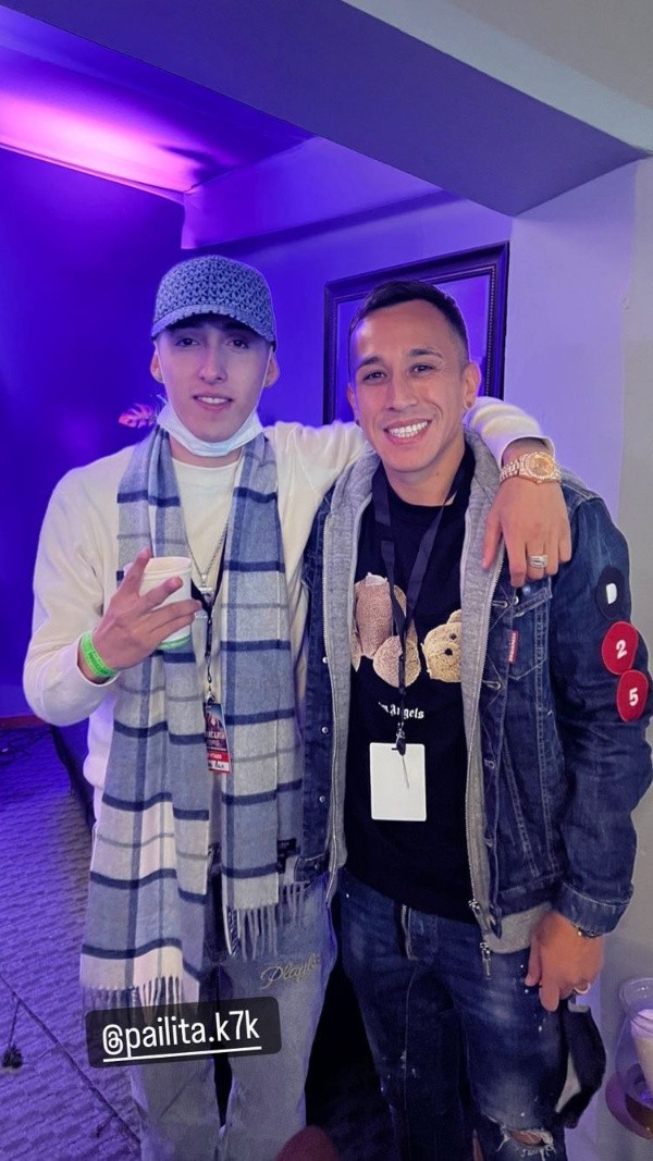 Orellana también se sacó fotos con el artista nacional Pailita.