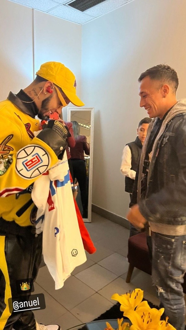 Anuel recibiendo los regalos en el sector de camarines.