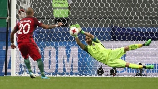 Bravo atajando contra Portugal el 2017 en Copa Confederaciones (Getty)