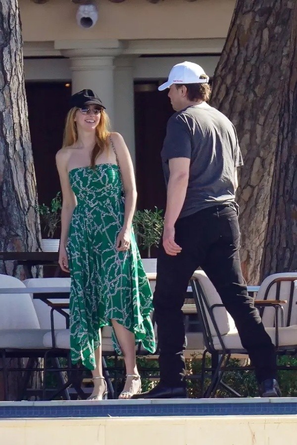 Elon Musk coquetea con actriz de 27 años.(Foto: Page Six)